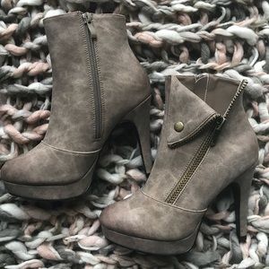 Sold 🌷Chic Ankle Boot Heels “Too Snapped”🌷